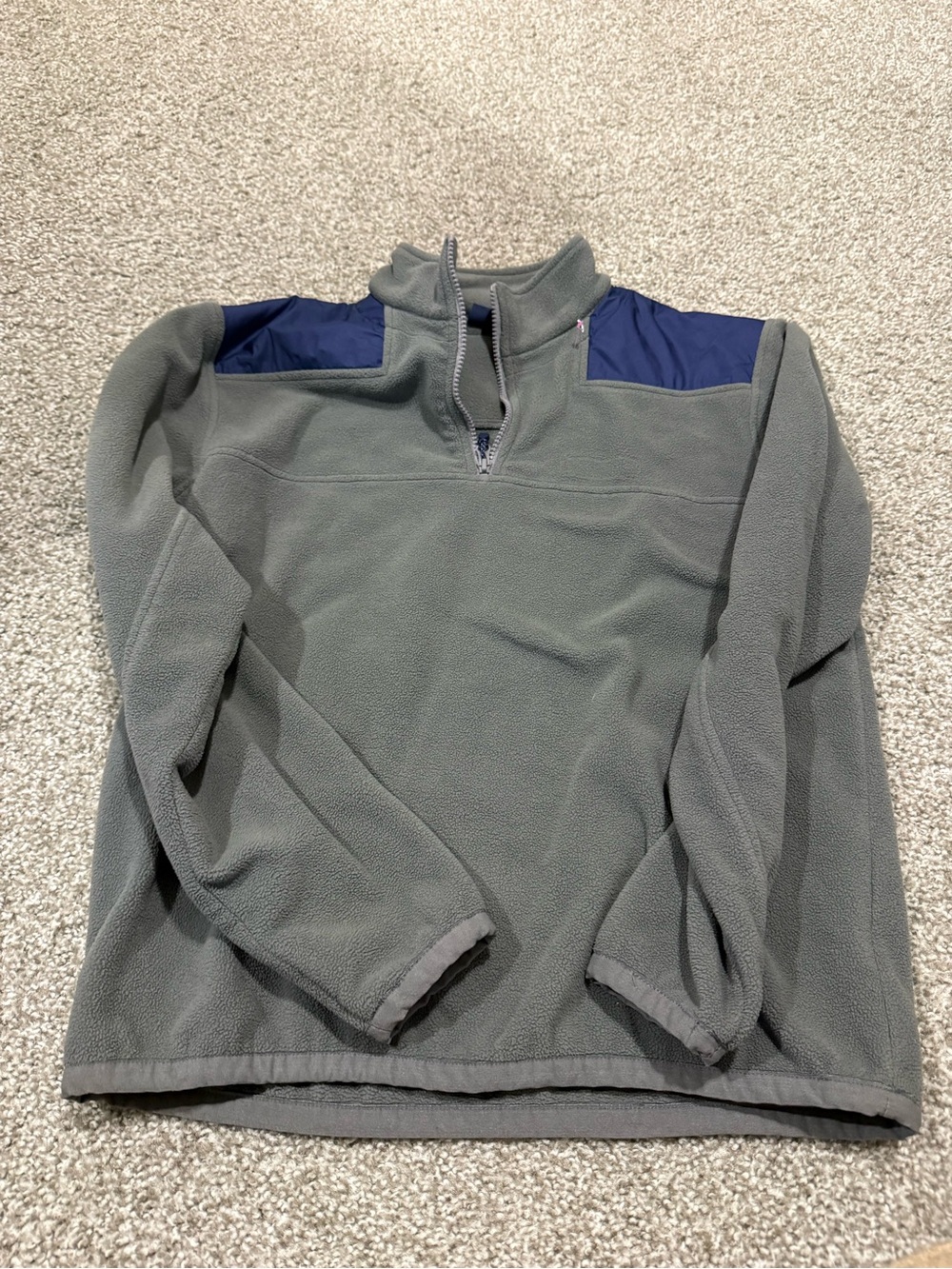 Vineyard Vines Men's Gray Quarter-Zip Fleece with Navy Shoulder Panels
